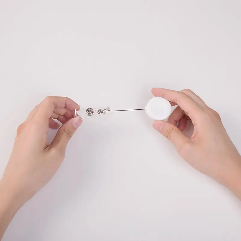 Clip Blanco con cordón retráctil - Longitud estirable: 80 cm - Pack x 12 - Imagen 2